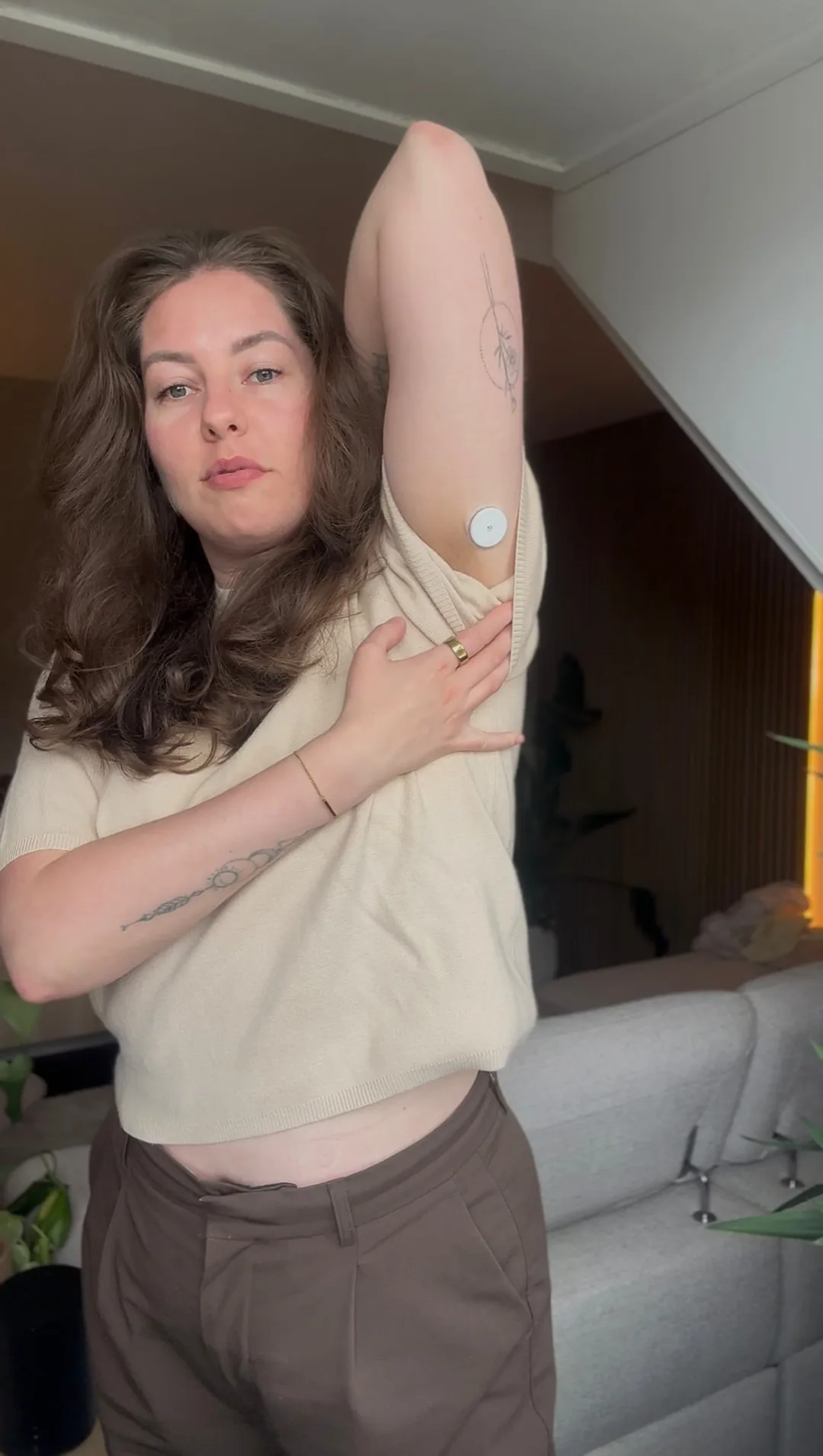Danique Kwakman laat zien waar de glucosesensor op de bovenarm wordt gedragen